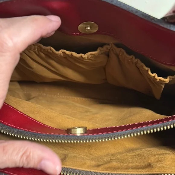 Elegant Red Floral Embossed Handbag - Picture 4 of 9